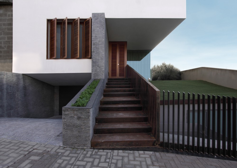 5106dfb3b3fc4b79920003d4_hanging-home-chris-briffa-architects_17.jpg