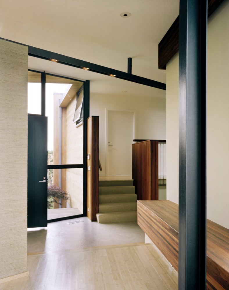 Bluff House / Robert Young