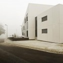 Edificio de 37 Viviendas y un Centro de Atención Primaria en Les Preses / LEP Arquitectura + XCM Arquitectura Edificio de 37 Viviendas y un Centro de Atención Primaria en Les Preses / LEP Arquitectura + XCM Arquitectura © Espai Androna
