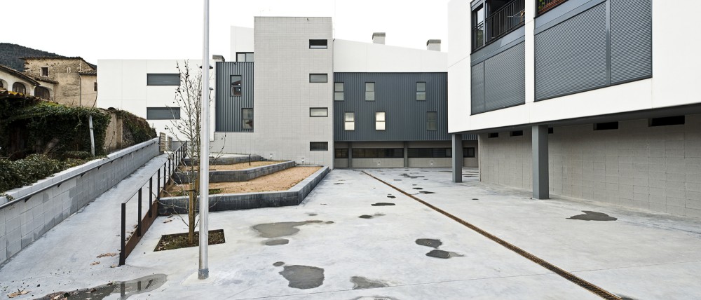 Buidling for 37 Apartments and a Primary Healthcare Centre in Les Preses / LEP Arquitectura + XCM Arquitectura