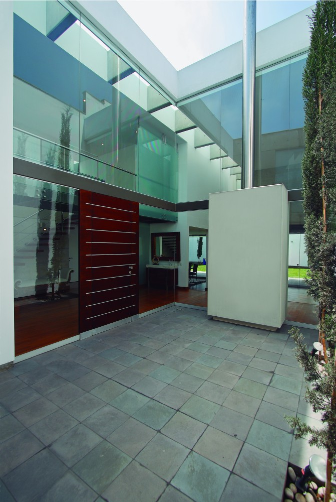 Patio House / Seinfeld Arquitectos