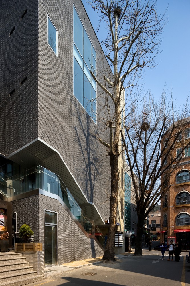 The Bricks / Doojin Hwang Architects