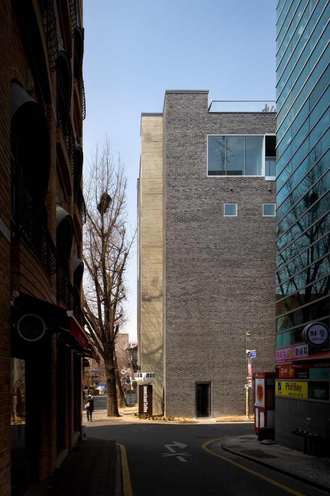 The Bricks / Doojin Hwang Architects