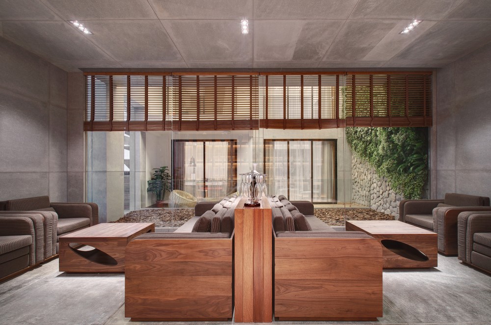 Lahas Zone / CROX International