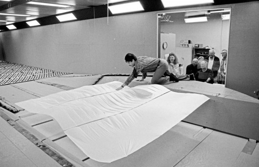 © Jeanne-Claude and their team during a wind tunnel test for Over The River, Guelph, Ontario, Canada, April 1998 Scale of the fabric panels: 1 to 16.7 Photo: Wolfgang Volz © 1998 Christo