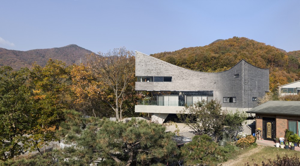 The Curving House / JOHO Architecture