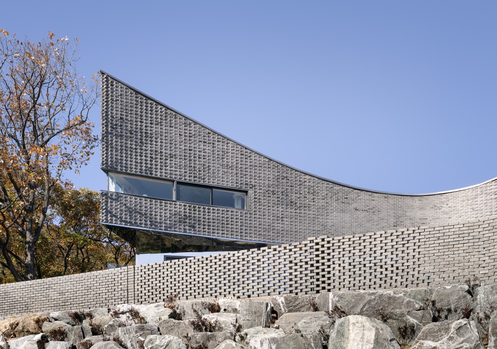 The Curving House / JOHO Architecture