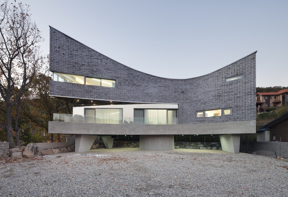 The Curving House / JOHO Architecture