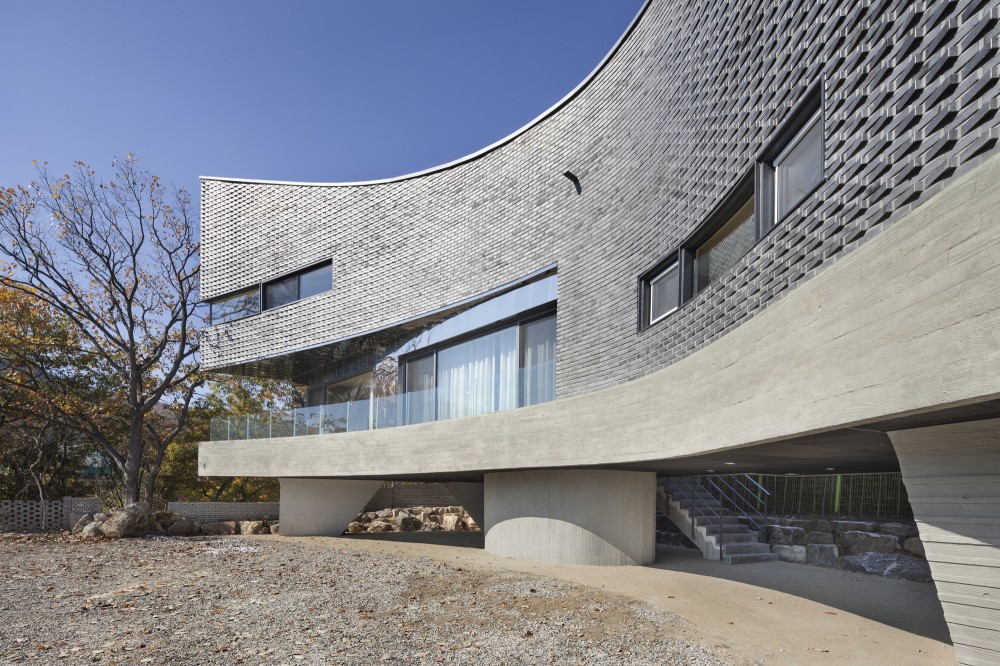 The Curving House / JOHO Architecture