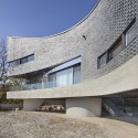 The Curving House / JOHO Architecture The Curving House / JOHO Architecture © Sun Namgoong