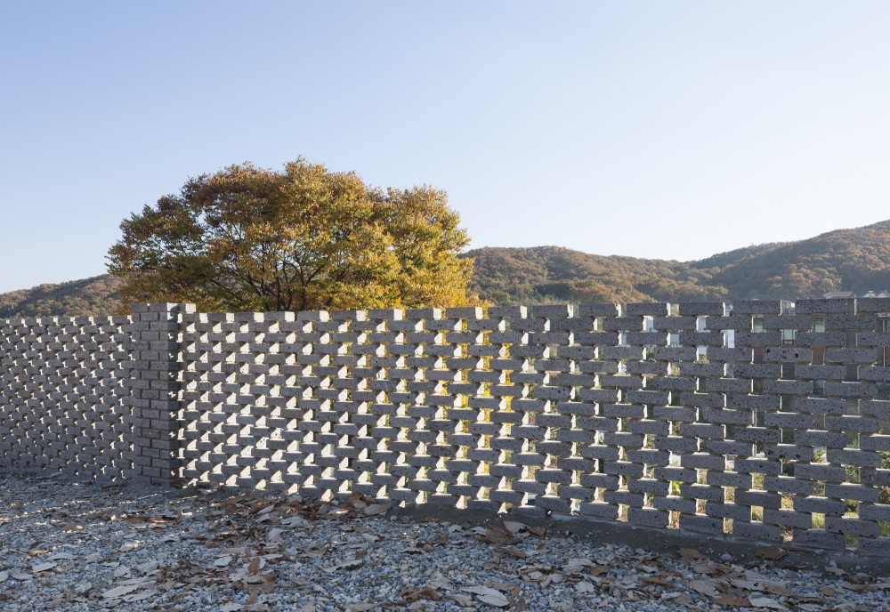 The Curving House / JOHO Architecture