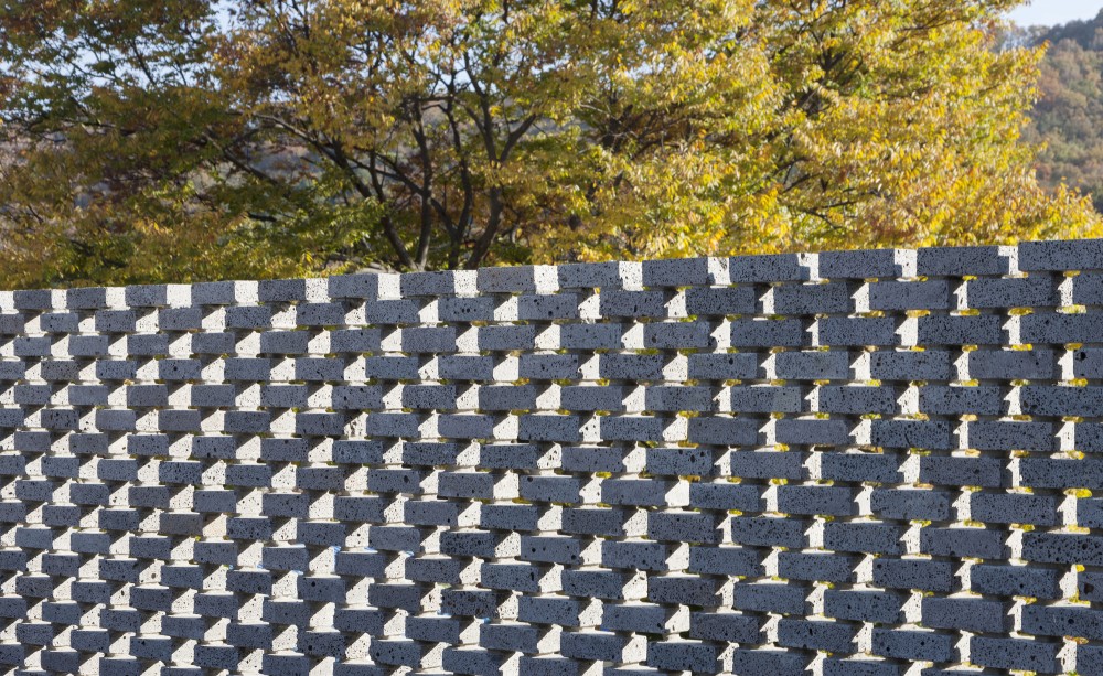 The Curving House / JOHO Architecture