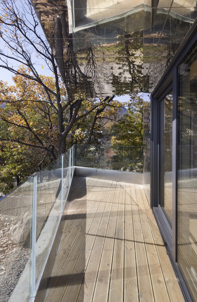 The Curving House / JOHO Architecture
