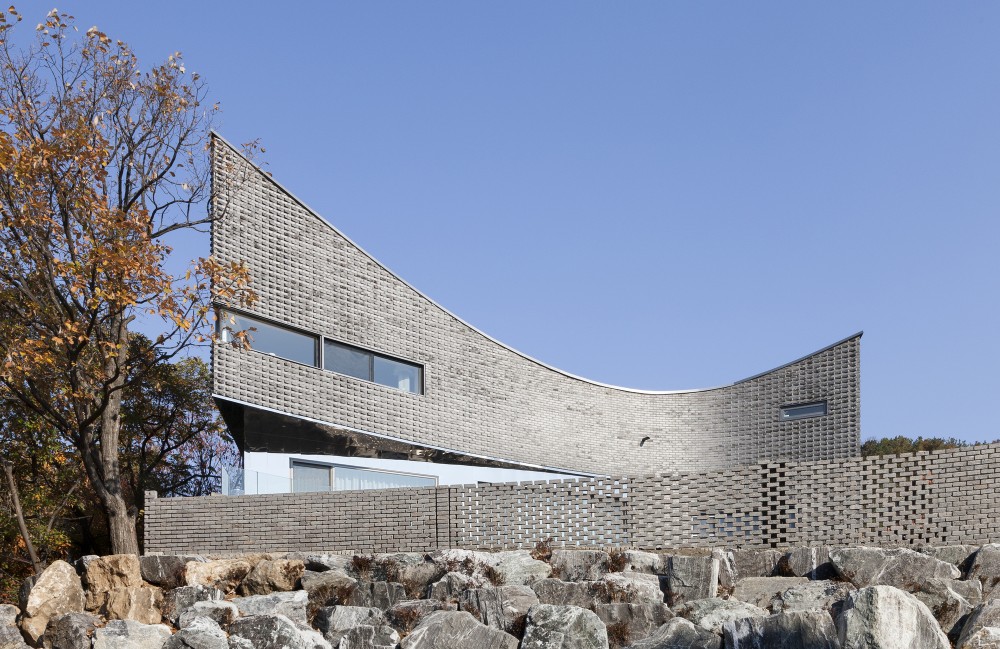 The Curving House / JOHO Architecture