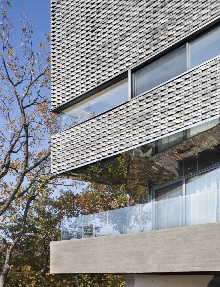 The Curving House / JOHO Architecture