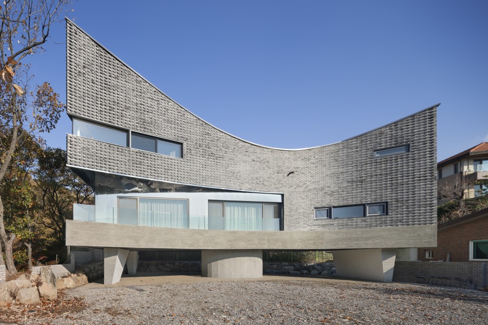 The Curving House / JOHO Architecture