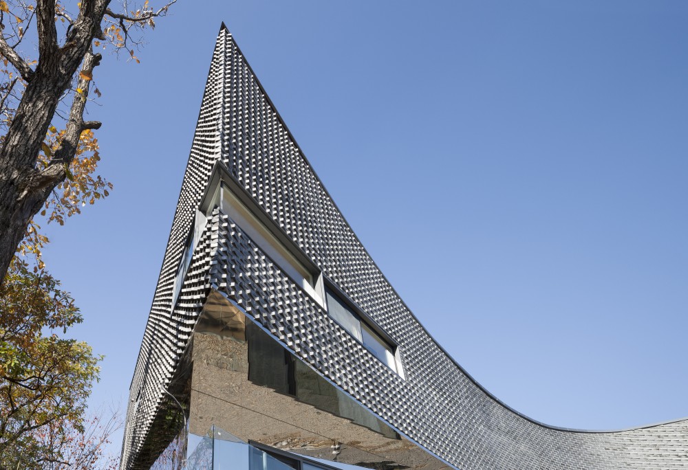 The Curving House / JOHO Architecture