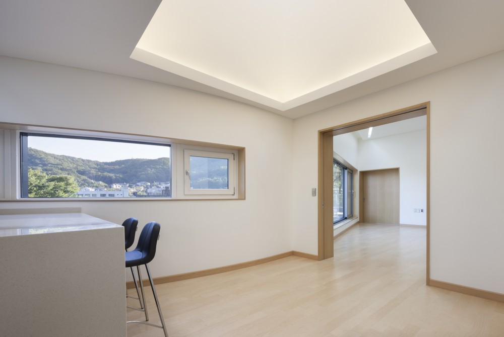The Curving House / JOHO Architecture