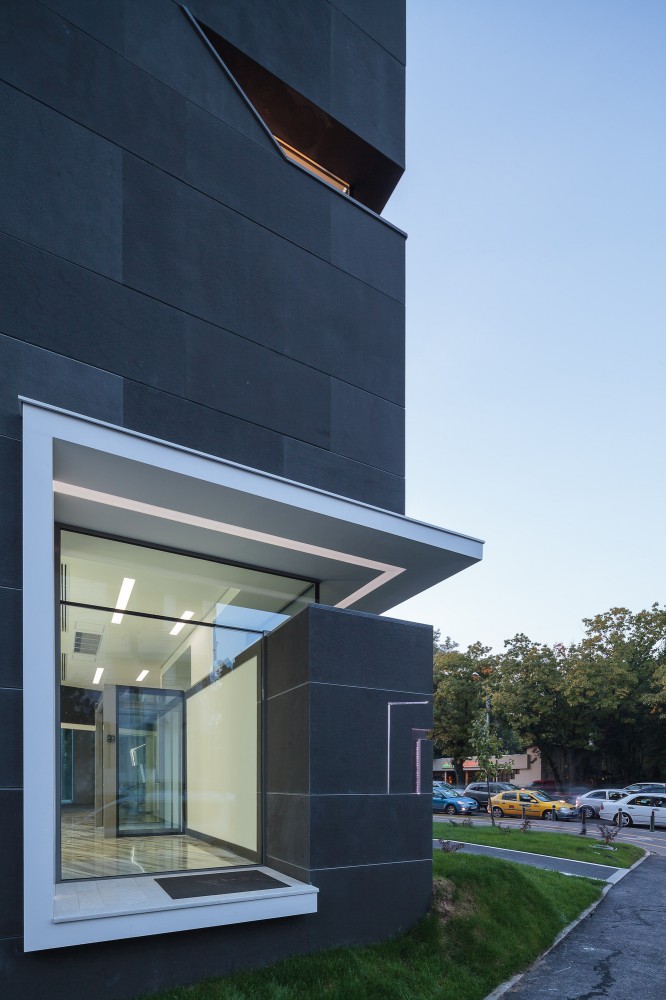 Monolit Office Building / Igloo Architecture
