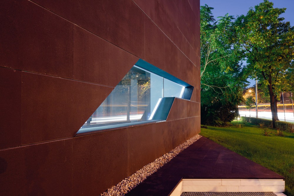 Monolit Office Building / Igloo Architecture
