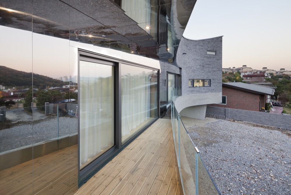 The Curving House / JOHO Architecture