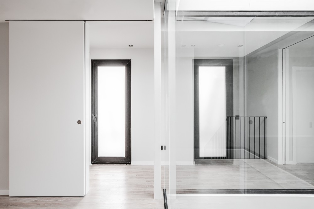 Interior Light-Single Family Housing / Viraje architecture