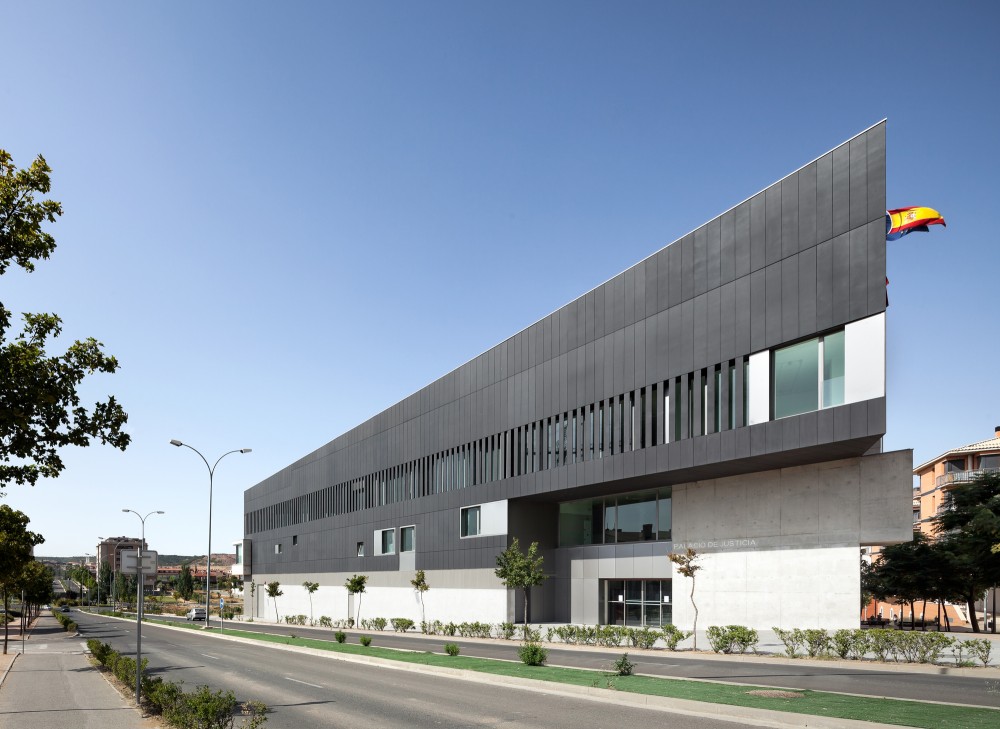 Tudela Courts / Otxotorena Arquitectos
