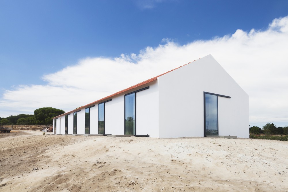 Sítio da Lezíria: Converting Mews Into Housing / Atelier Data