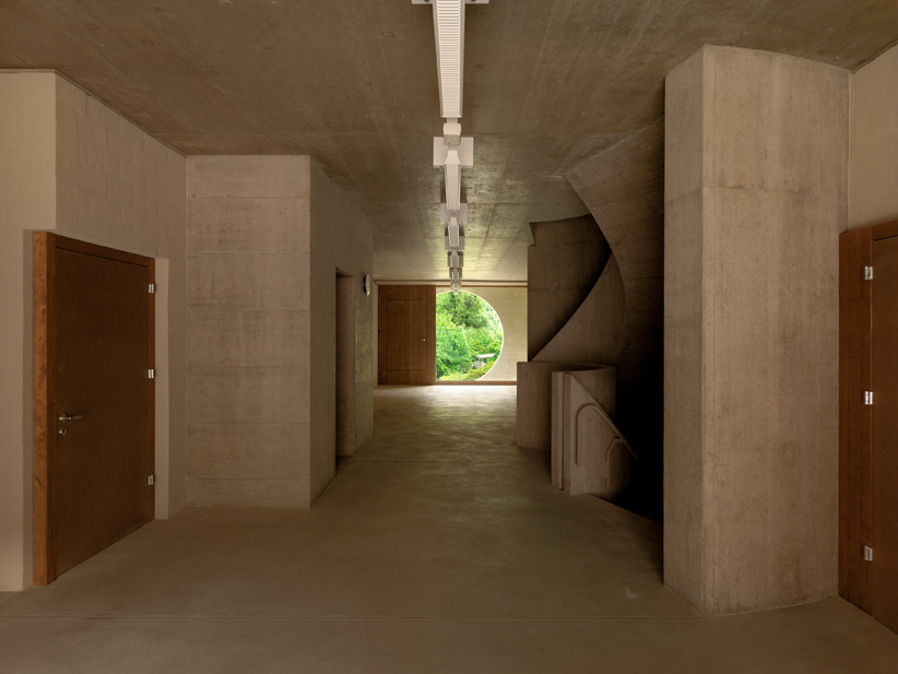 Schoolhouse Grono / Raphael Zuber