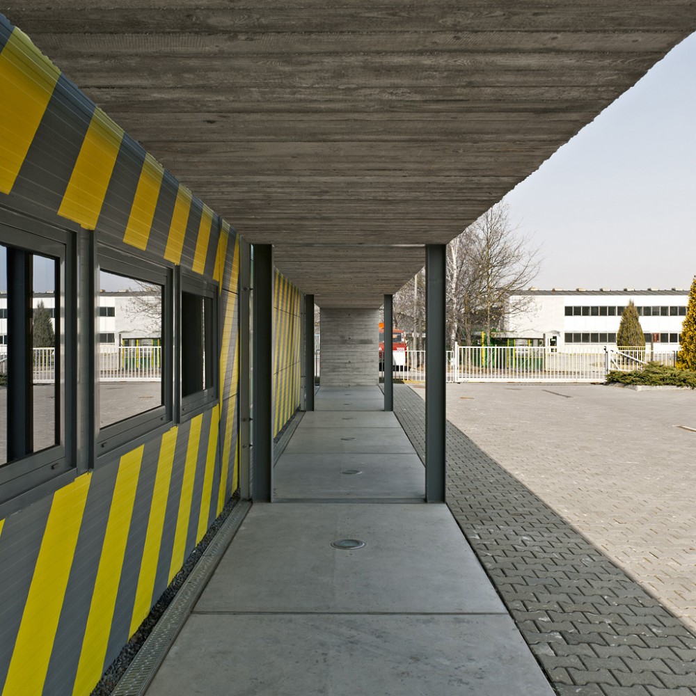 Office-Garage / Ultra Architects