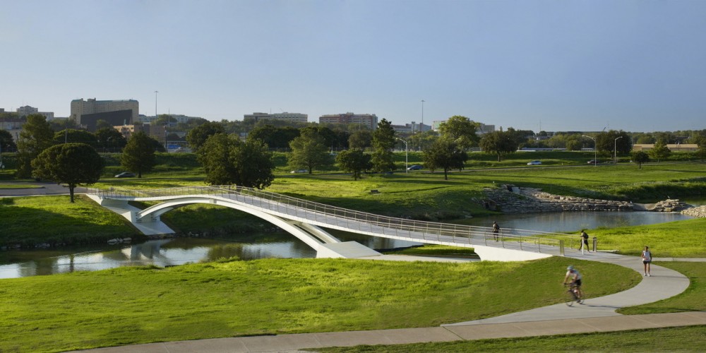 Phyllis J. Tilley Memorial Bridge / Rosales + Partners Architects