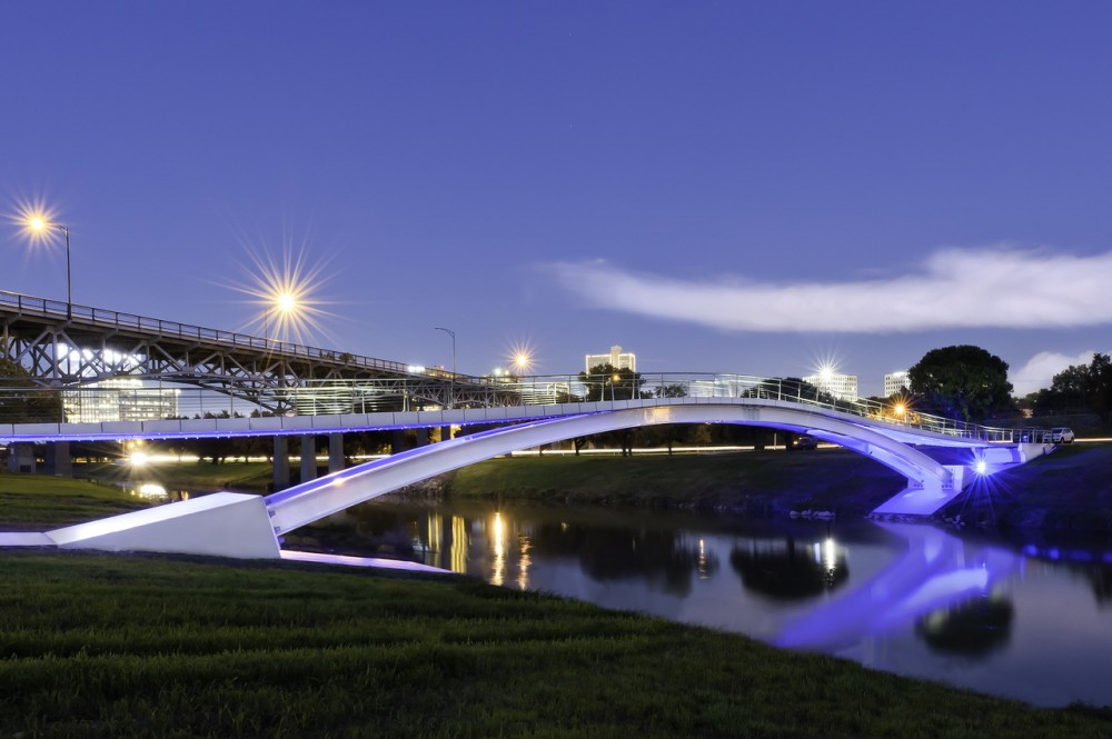 Phyllis J. Tilley Memorial Bridge / Rosales + Partners Architects