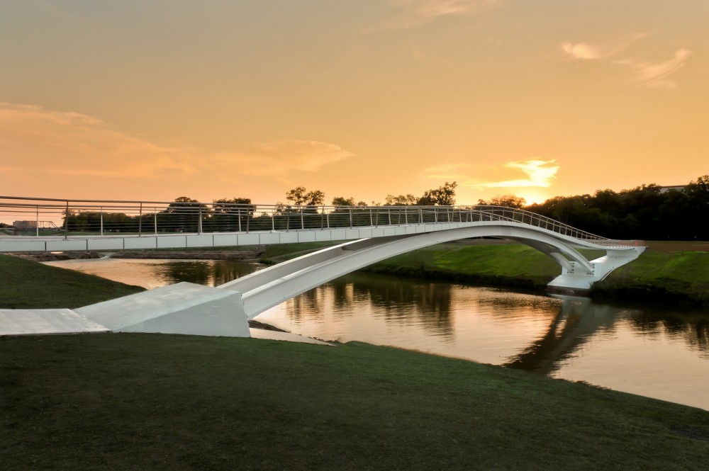 Phyllis J. Tilley Memorial Bridge / Rosales + Partners Architects