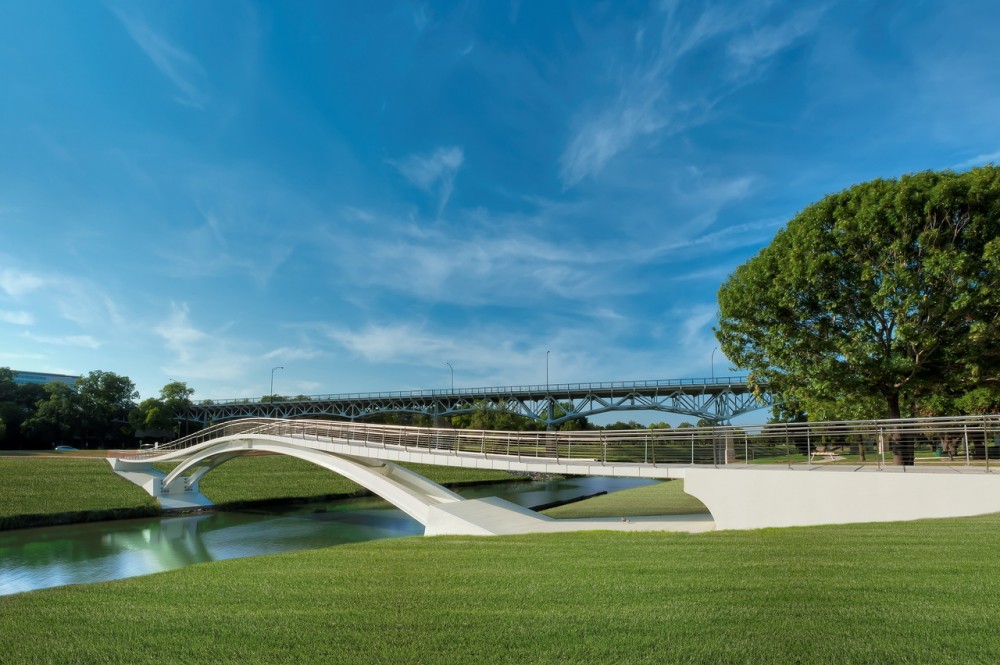 Phyllis J. Tilley Memorial Bridge / Rosales + Partners Architects