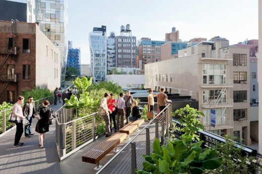 Philip A. and Lisa Maria Falcone Flyover, the pathway rises eight feet above the High Line, winding through a canopy of trees, between West 25th and West 27th Street, looking South. ©Iwan Baan