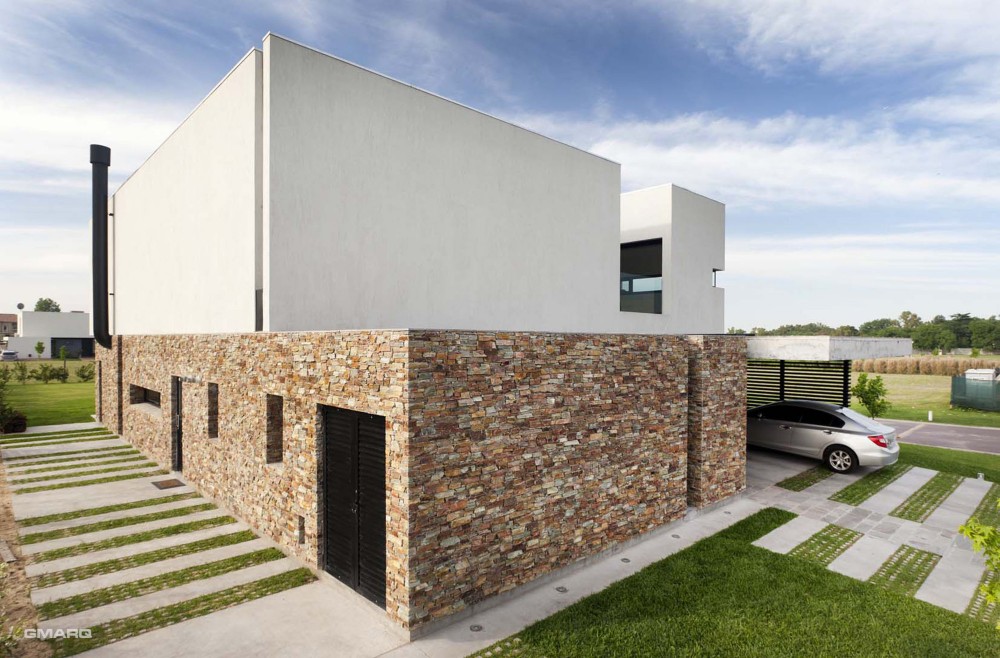 A House / Estudio GMARQ
