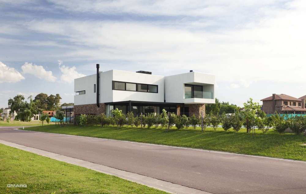 A House / Estudio GMARQ