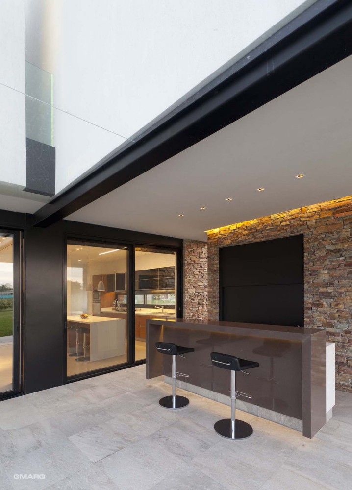 A House / Estudio GMARQ