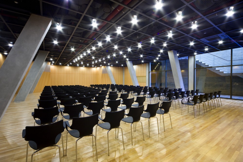 Choonwondang Oriental Clinic & Museum / Doojin Hwang Architects