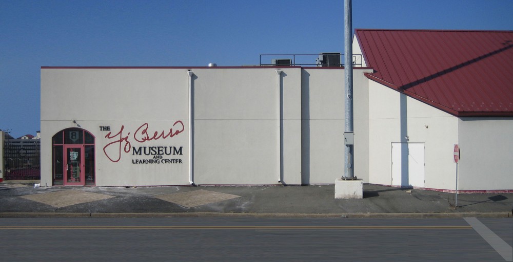 Yogi Berra Museum and Learning Center / ikon.5 architects