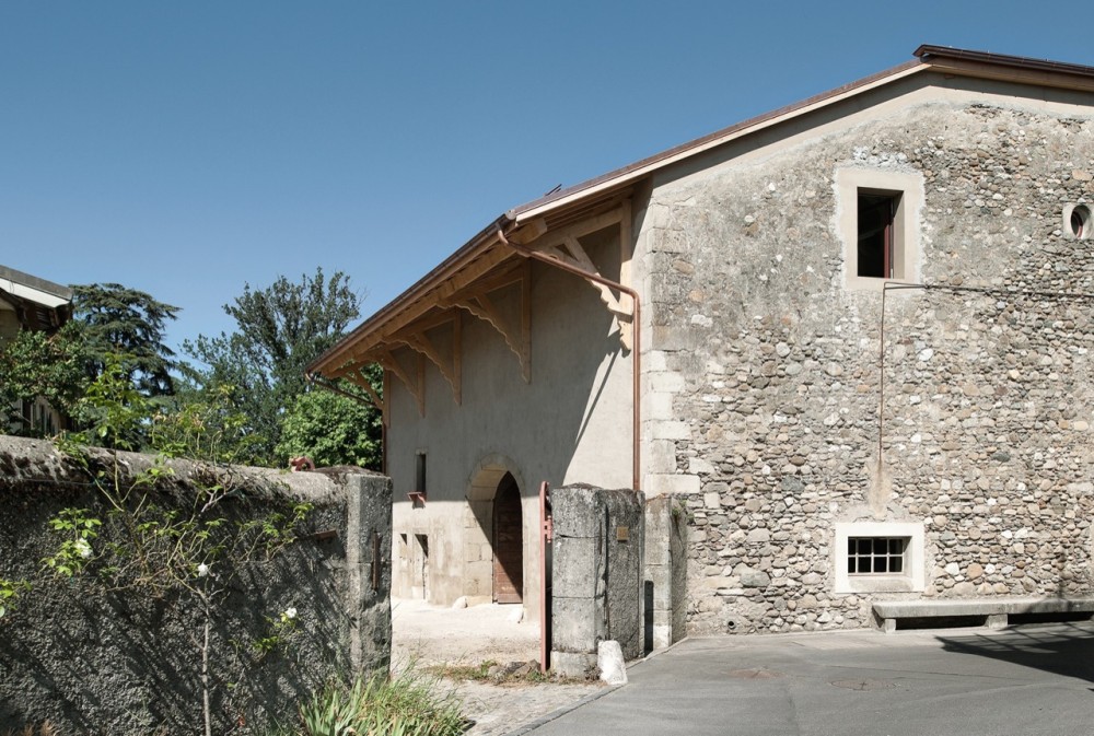 Studio in an Agricultural Building / Charles Pictet Architecte