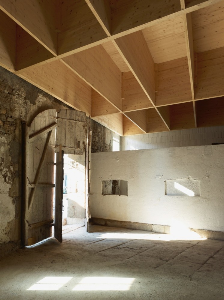 Studio in an Agricultural Building / Charles Pictet Architecte