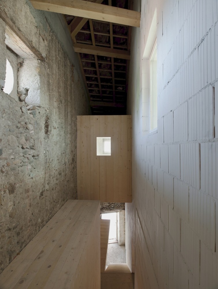 Studio in an Agricultural Building / Charles Pictet Architecte