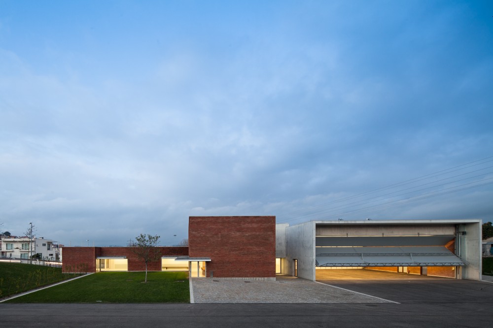 Fire Station in Santo Tirso / Alvaro Siza