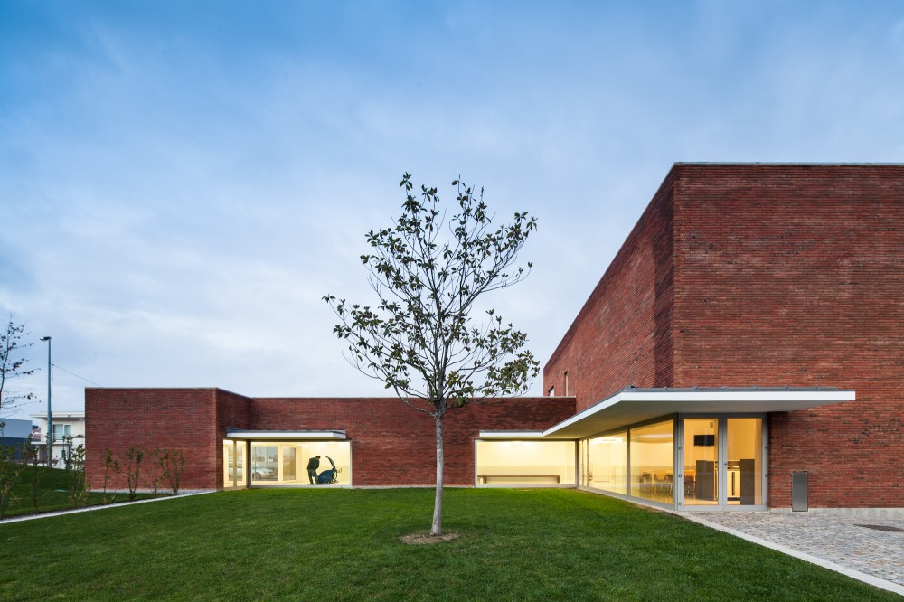 Fire Station in Santo Tirso / Alvaro Siza