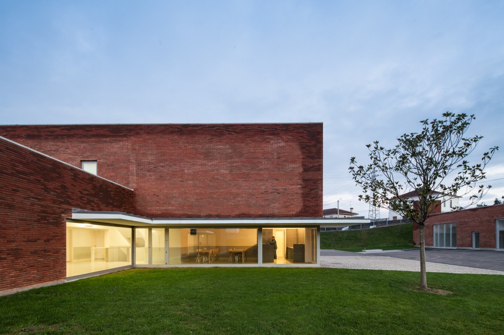 Fire Station in Santo Tirso / Alvaro Siza
