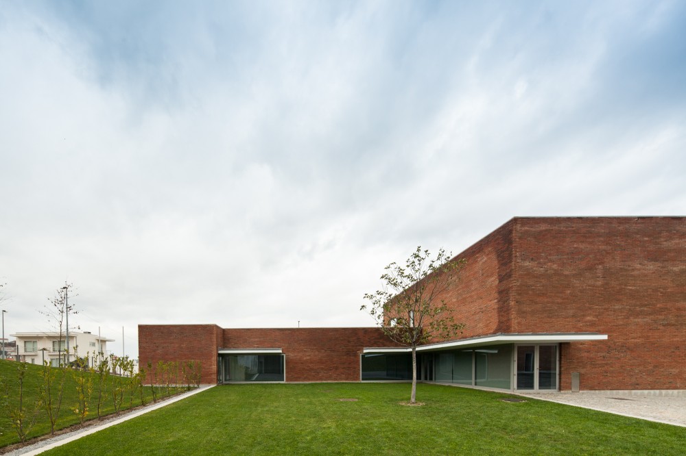 Fire Station in Santo Tirso / Alvaro Siza