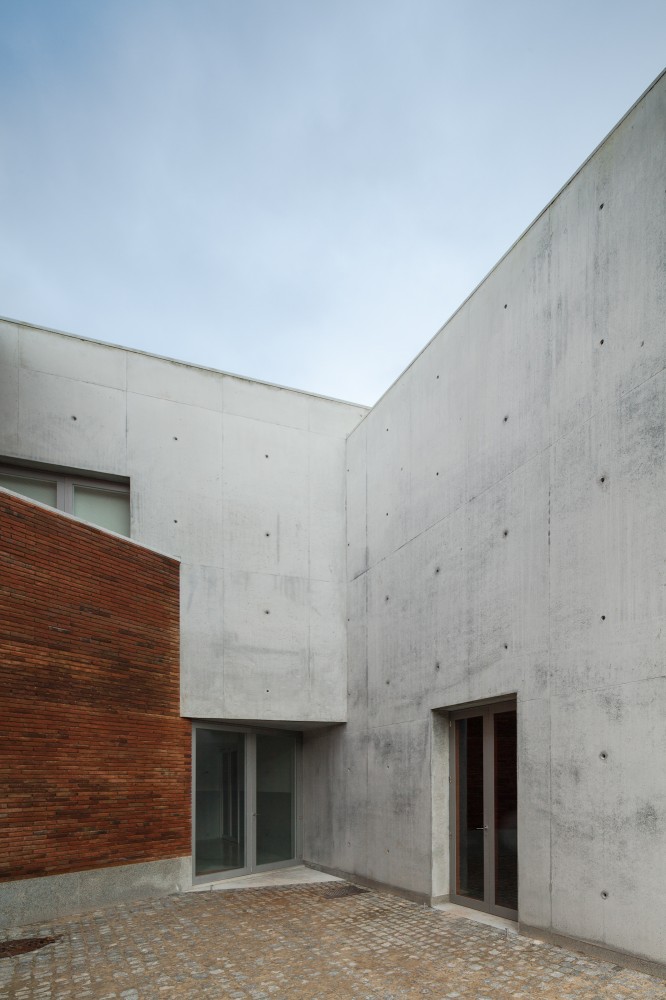 Fire Station in Santo Tirso / Alvaro Siza