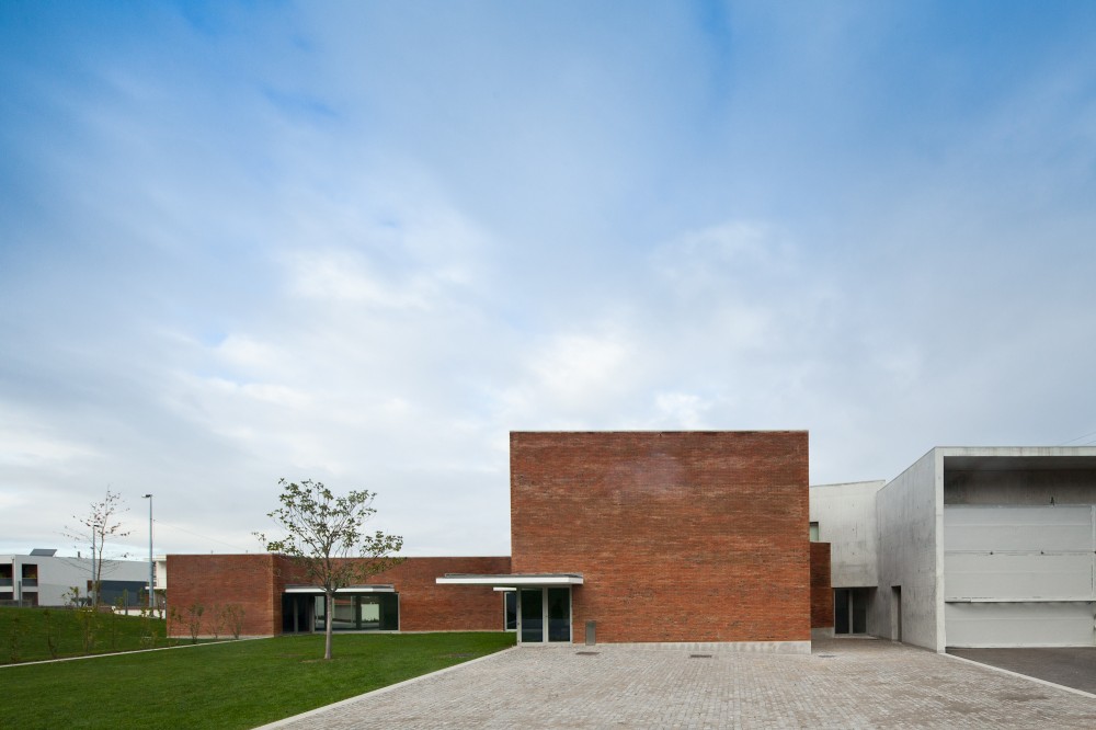 Fire Station in Santo Tirso / Alvaro Siza