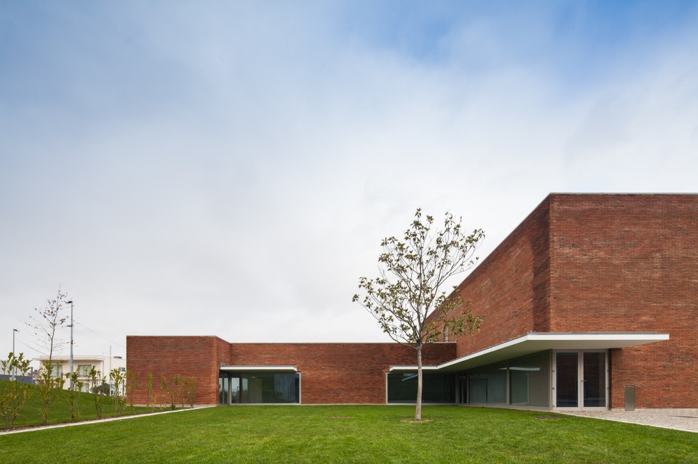 Fire Station in Santo Tirso / Alvaro Siza